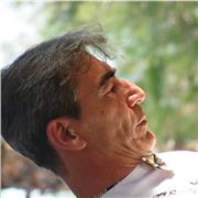 Empático, profesional, cercano, solidario, educado, tranquilo paciente, serio y constante
